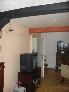 Wohnzimmer umgestaltet mit Lehmfarben apricot und cremeweiß .     Foto: Tex-Bis Naturbaustoffe